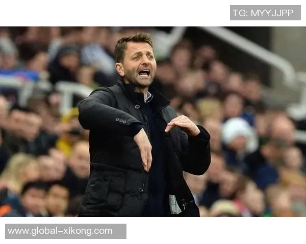 舍伍德指出戈麦斯抬脚过高应被红牌罚下前英超裁判对此表示认同