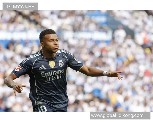 皇马举行圣诞公开训练姆巴佩与球迷亲密互动签名合影 皇马举行圣诞公开训练姆巴佩与球迷亲密互动签名合影